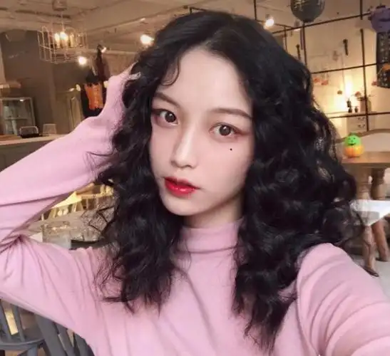 气质,穿衣风格必须达标,你才可以去尝试泡面头中长发适合,层次五公分