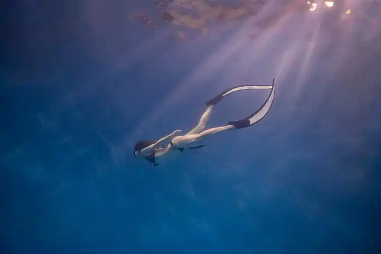 自由潜水的少女图片素材