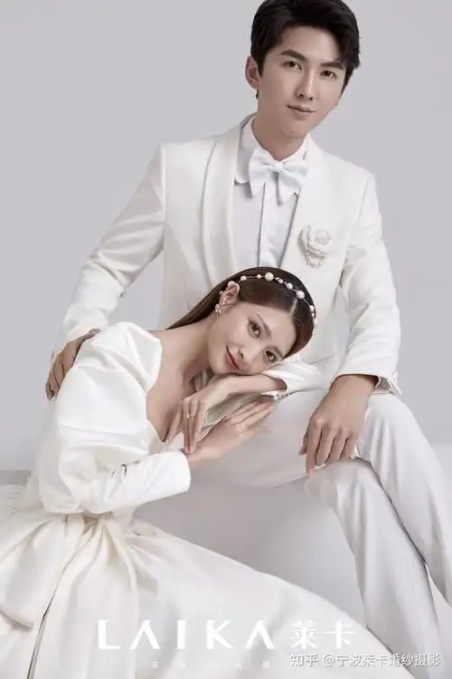 藏匿着优雅的浪漫,室内纯色婚纱照最美的地方在于,整个画面里你们是