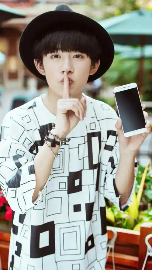 jacksonyee易烊千玺 我是你的tfphone 嘟嘴卖萌 苏炸了