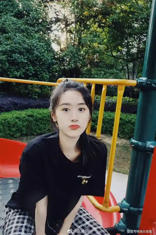 袁冰妍晒自拍美照黑色t恤扎马尾造型青春少女十足