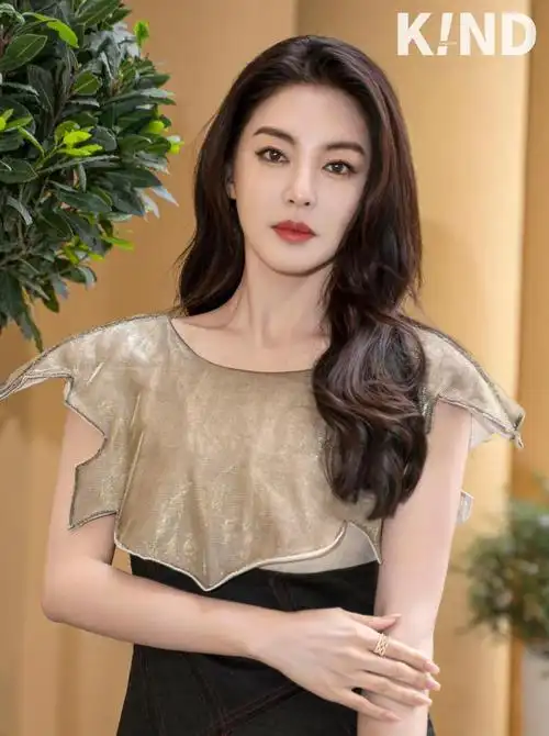 张雨绮直播争议后首登封面,穿性感透视抹胸,法国街头大秀好身材