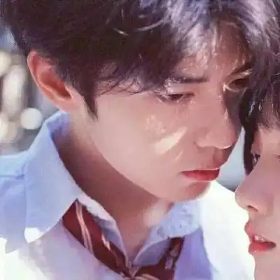 顾妍:真人情侣头像 "你是山间游离的精灵.我是代代守护你的神明"