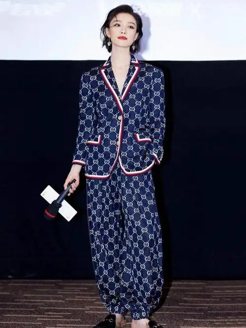 高圆圆走机场好时髦穿睡衣风开衫配牛仔裤当妈后风格大变