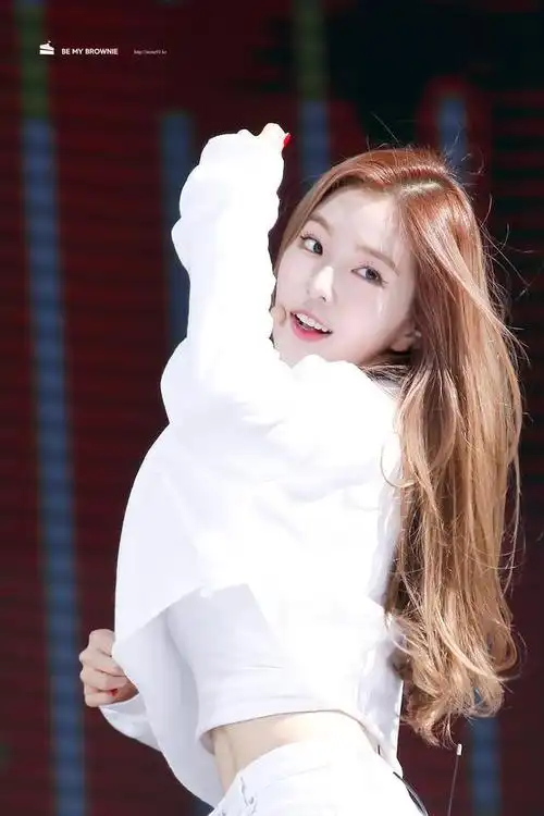 裴珠泫打歌服高清图,精致的五官化上美丽的妆,谁看了能不喜欢呢