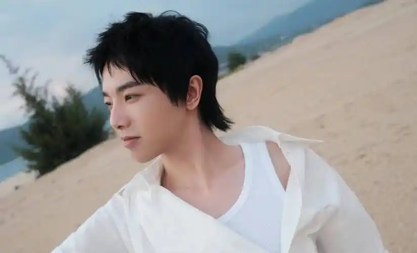 华晨宇海边氛围感生日大片!穿白衬衫手举相机少年感十足-柒捌娱乐资讯