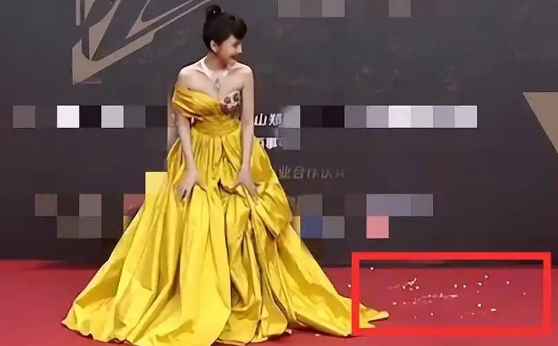 让明星破费红毯:关晓彤弄脏6位数礼服,吴宣仪高定被鞠婧祎洒水_裙摆