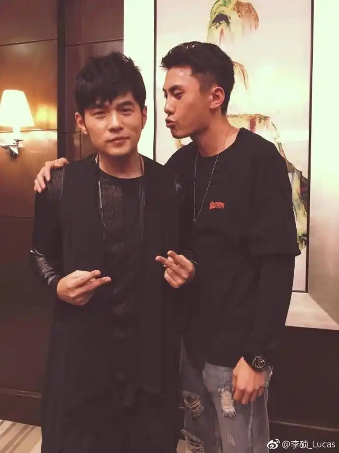 组图:周杰伦与新歌声学员合影似鲜肉 万年剪刀手不变_高清图集_新浪网