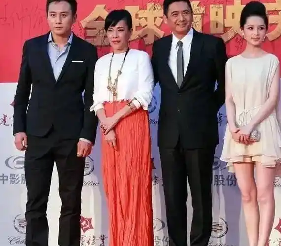 周润发的官方身高是182厘米,但他说自己不到180厘米,我觉得他更多是在