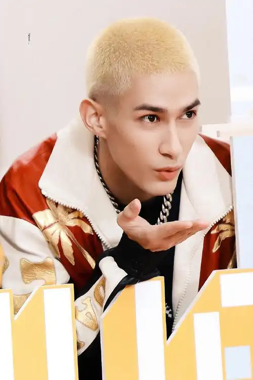 米卡超话34363838#创造营红毯#我在台下已经开始感动 整个