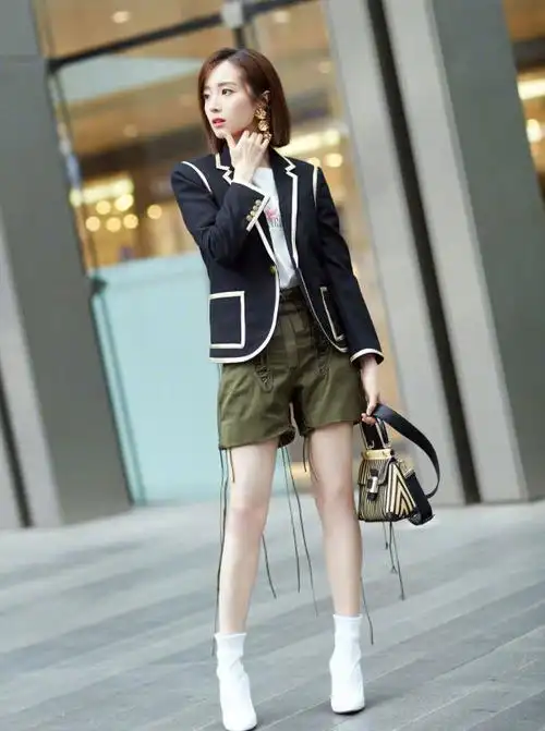 胡冰卿演绎混搭时尚身穿黑色西装搭配牛仔裤潮范十足