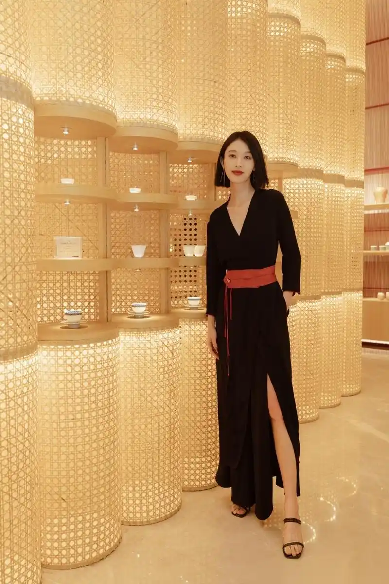 大美俪张俪受邀出席上下十周年庆典,一团赤焰勾勒一袭墨黑,一双葫芦