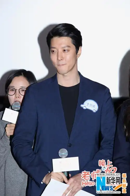 《老师晚上好》开播 关晓彤见李东健变粉丝被壁咚