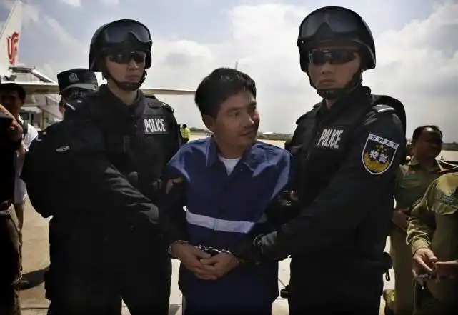 武警在追捕犯人时对方突然逃出国境线还能继续开枪吗