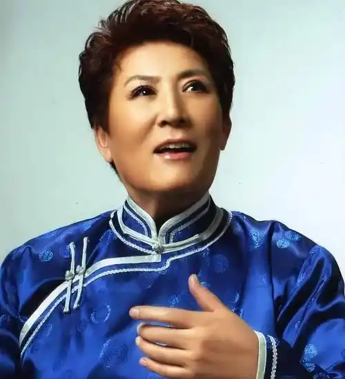 1962年,考入内蒙古文化局举办的声乐培训班,两年后又进入中国音乐学院