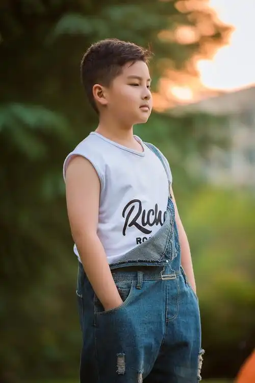 九岁的帅气男孩