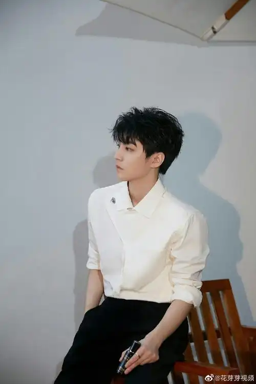 王俊凯春日随拍##王俊凯白衬衫随拍