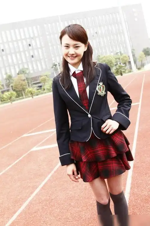 郑爽出道初期旧照曝光笑容甜美显青涩_网易订阅