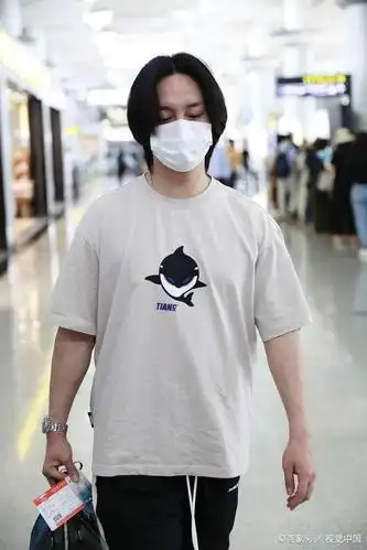 尹正留中分头穿搭休闲随性 低头看机票露圆润下巴