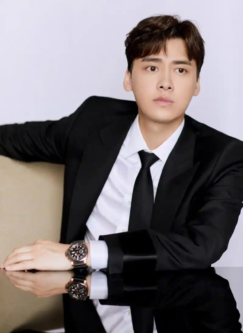 李易峰《号手就位》发布会造型公开 西装革履一身正气,奔赴这场热血之