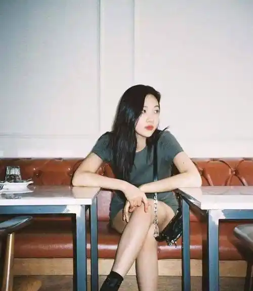 朴秀荣脚上穿了一双马丁靴,皮质的鞋子给人酷酷的感觉,搭配性感的裙子