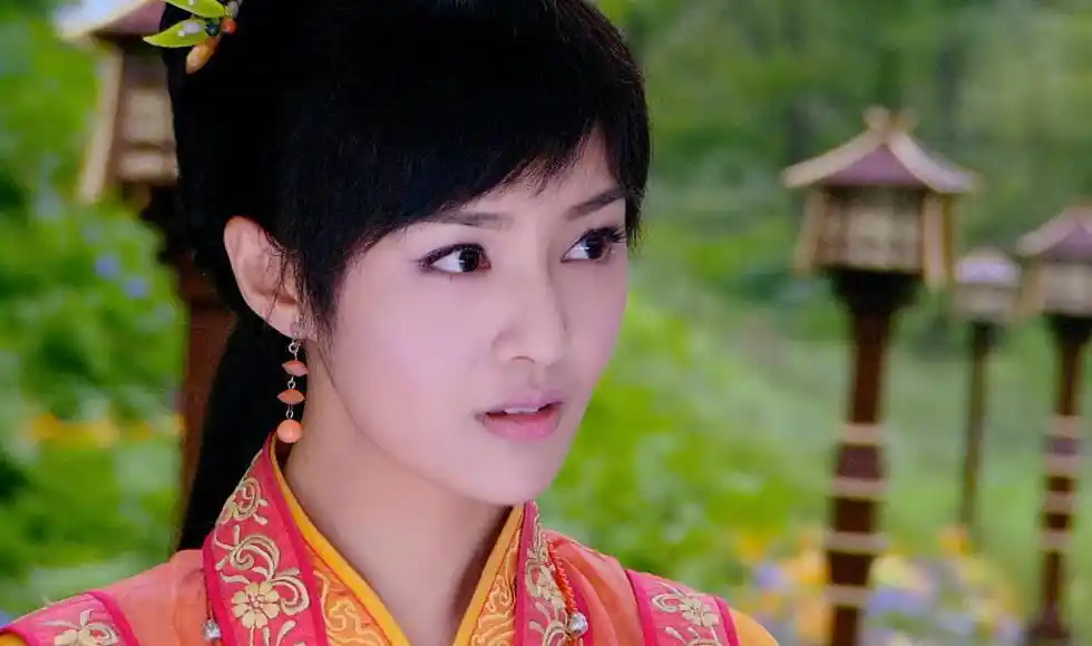 郑爽在《古剑奇谭》中的唯美剧照,古灵精怪的角色讨人喜欢!