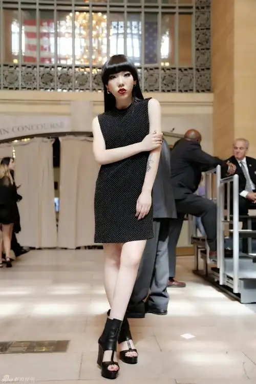 吴莫愁亮相秀场