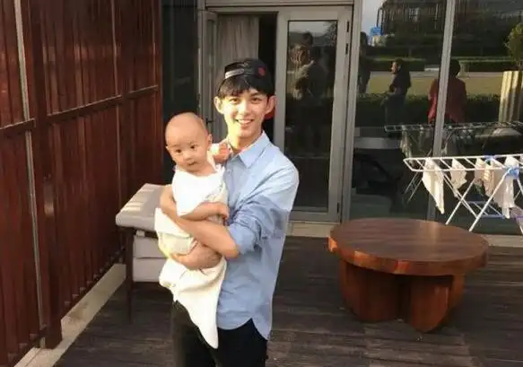 曝光了一段 "吴磊哄孩子"视频,吴磊在其中表现出的"爸爸力",让粉丝们