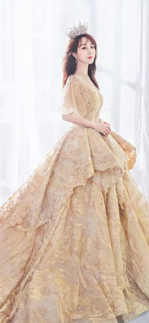 杨紫云雾大片写真曝光皇冠搭配婚纱造型名门泽佳效果优雅大气