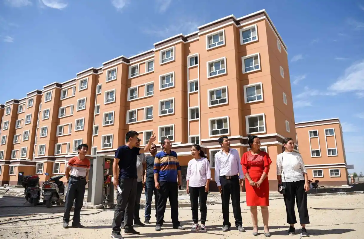 新疆喀什地区叶城县棋盘乡尤喀克吾让村村民阿拜克力·海力帕提(右二)