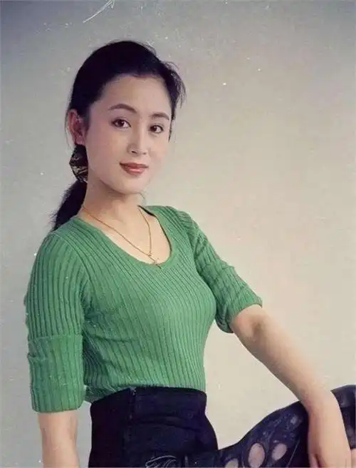 外公是司令员,外婆是教育科科长,家世显赫的陈红却嫁大16岁导演