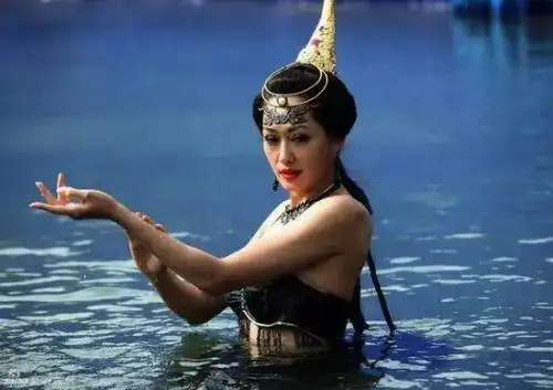 做了8年保姆才出道假富豪骗走她5亿厕所门事件被百