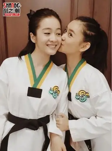 蒋依依和张雪迎合照谁更美 90后童星都长这么大了