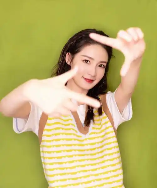 李沁清新糖果色穿搭好美,长发微卷温柔又甜美,俏皮可爱让人爱_时尚