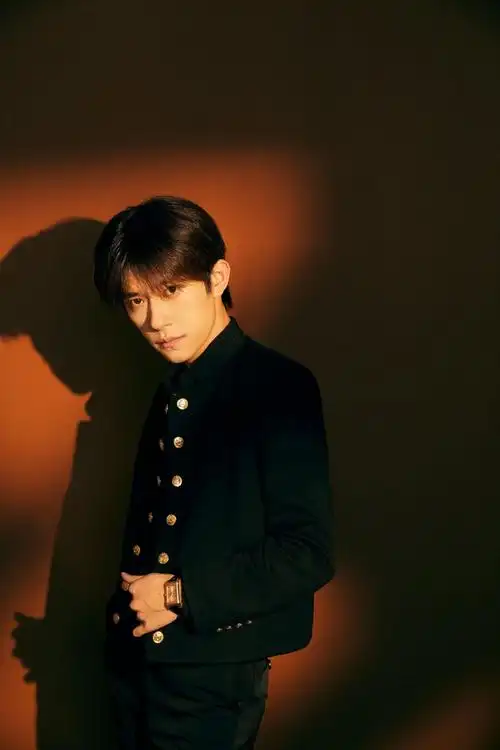 易烊千玺出席金爵奖典礼,金纽扣黑西装,贵气又优雅!