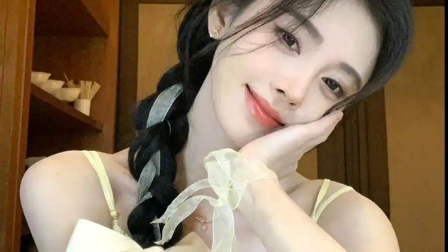 鞠婧祎|黄色爱心(230528wb live和dy更新)