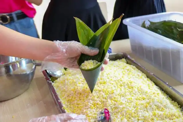 劳动教育,端午节前,大学生手把手教你包粽子