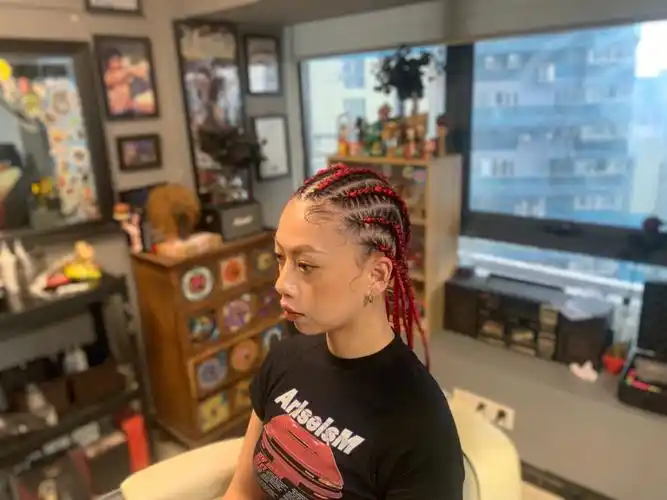 地垄沟贴头辫女生脏辫