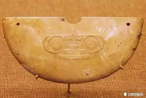 余杭博物馆藏玉璜神兽被简化为仅剩轮廓.