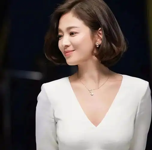 本身气质不是特别时尚,尽量不要染色为佳,保持黑色头发的大气和神秘感