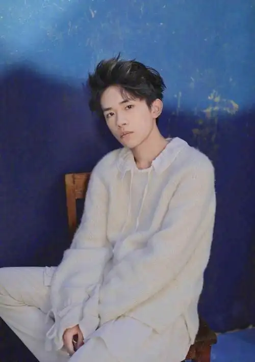 易烊千玺,高级脸故事眼,硬照从来都是帅气逼人!