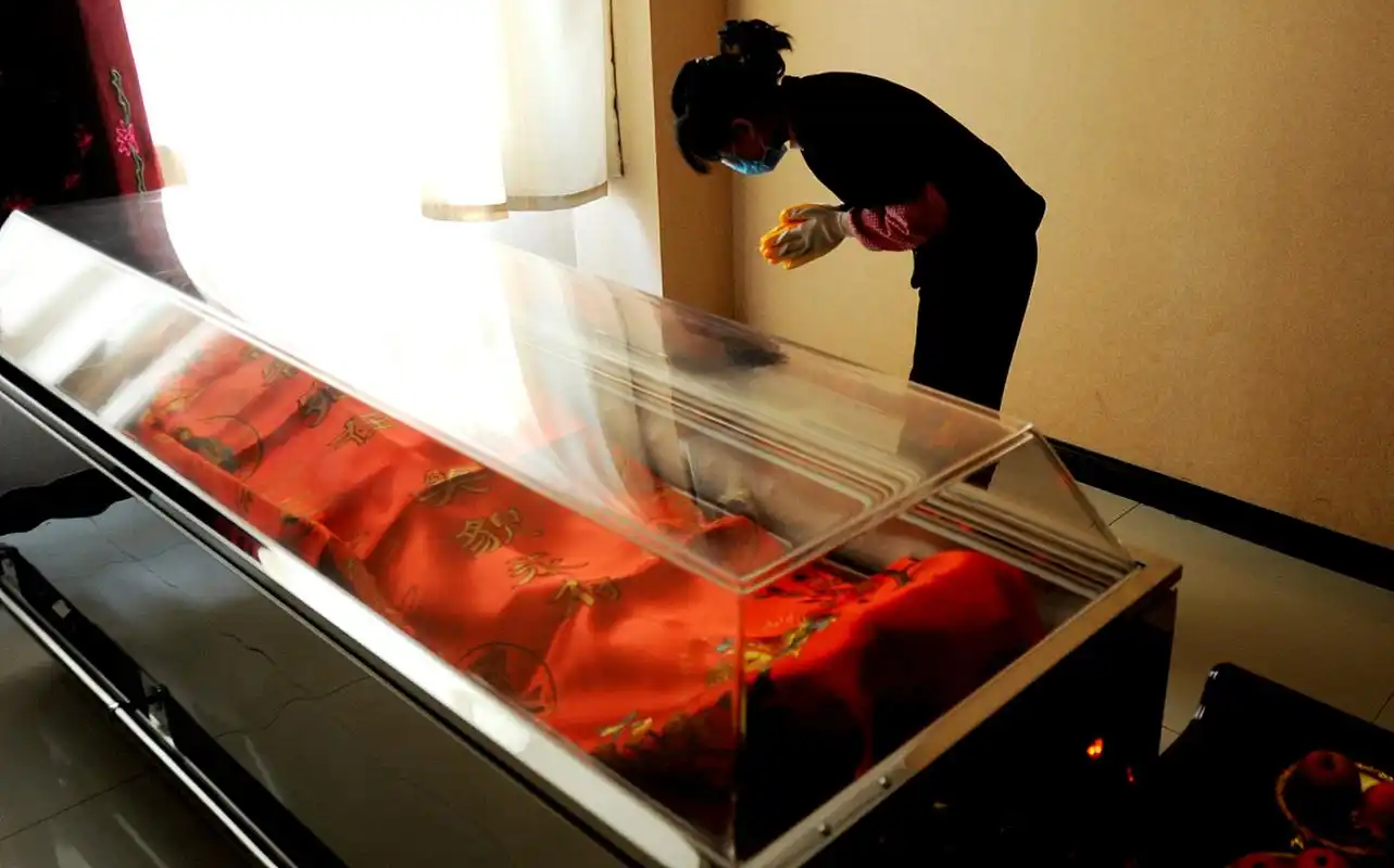 90后女入殓师穿上寿衣大方展示#   李敬芳的举动非常值得赞扬.