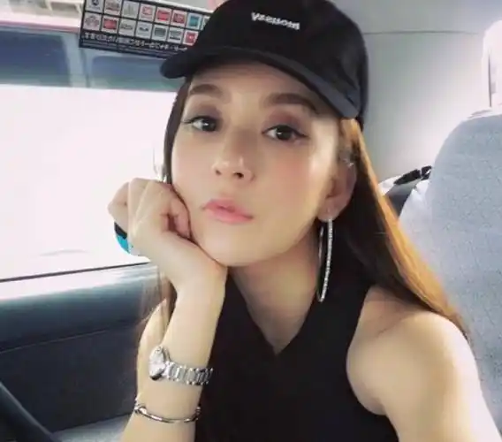 被夸"富贵相"的方媛算不算大美人,看她和梁洛施的合照就知道了_审美