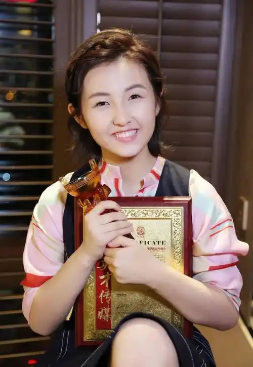 张子枫:20岁24次获奖45部作品,你和她隔着一份时尚_演技_活动_女孩