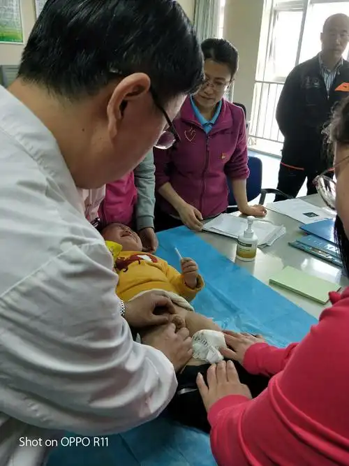 有爱同在,有我们同在,小儿外科党支部携手儿科党支部践行雷锋精神主题