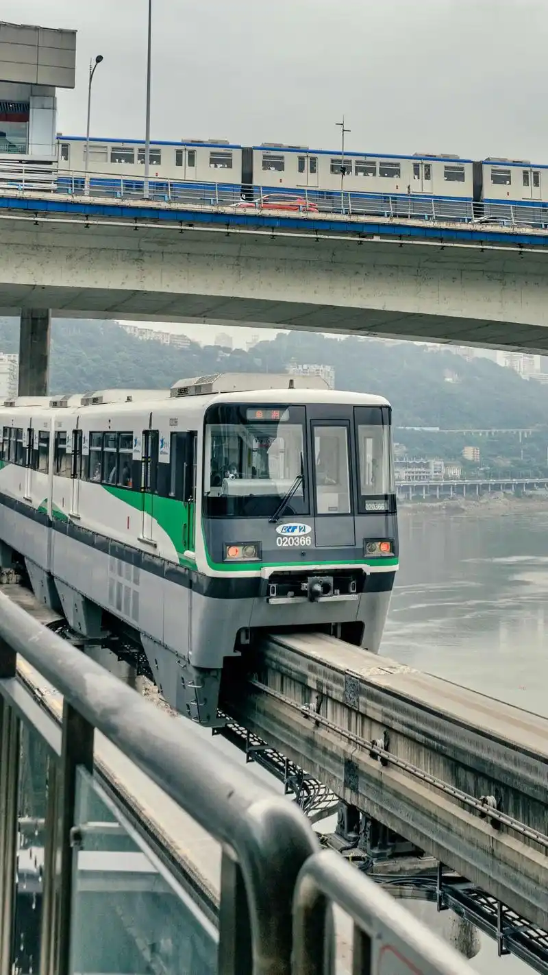 重庆轻轨穿云过,重庆女孩心头坐.#摄影 #重庆 #总要去趟重 - 抖音