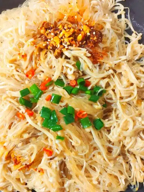 晚饭吃什么试试蒜蓉金针菇粉丝真太下饭