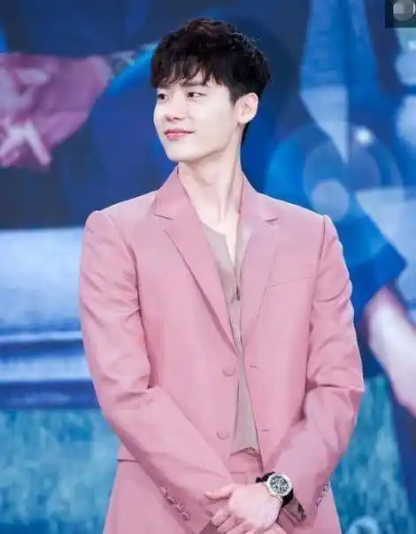 原创当黄明昊与李钟硕同穿粉色西装终于见识到什么才是魅力型男