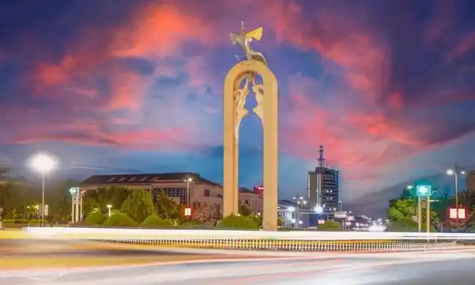 银川凤凰碑,也被誉为"民族团结碑",1984年建造完成,拱门碑身上方,矗立