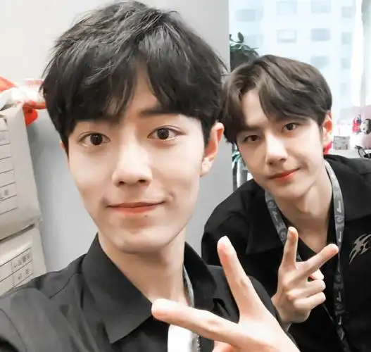 王一博与肖战泰国双人机场有戏,泰妃睡机场等待接机_网易订阅